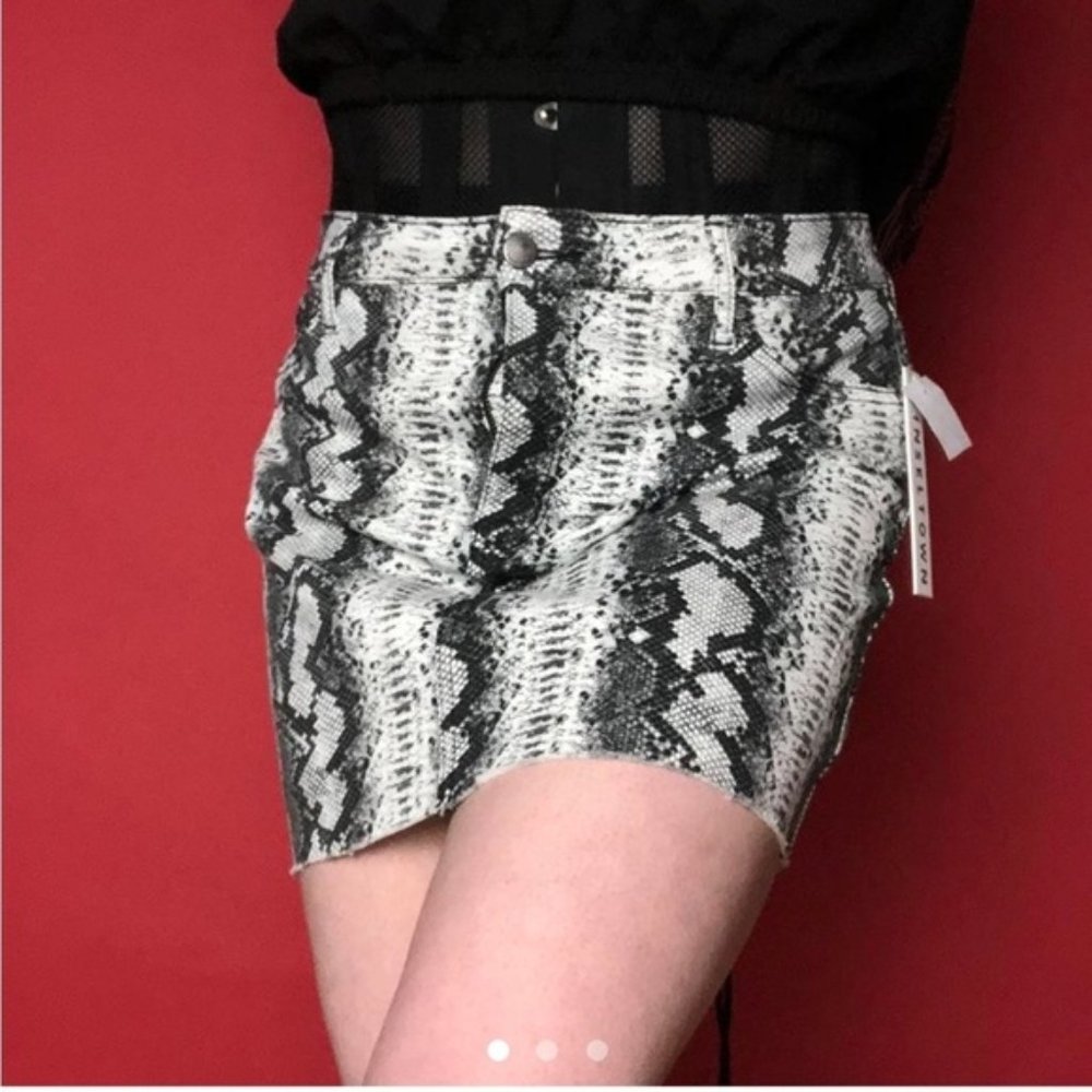 Black and white faux snakeskin skirt ??????